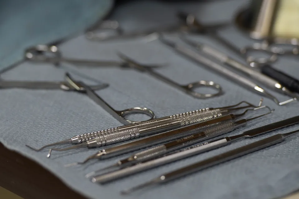 Sterilizasyondan çıkmış muayene ve tedavi aletleri tepsisi